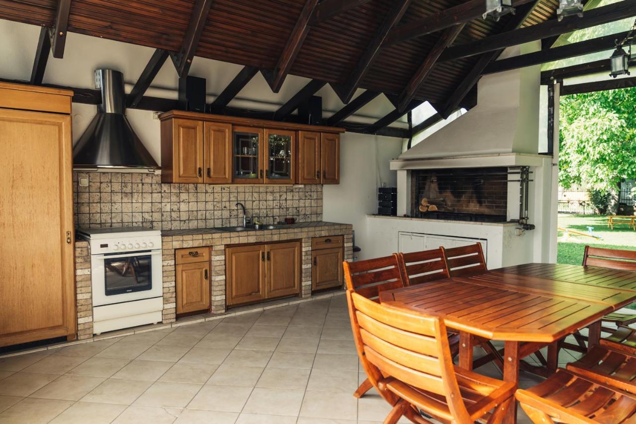 Luxury Traditional Villa Khiliodhendron